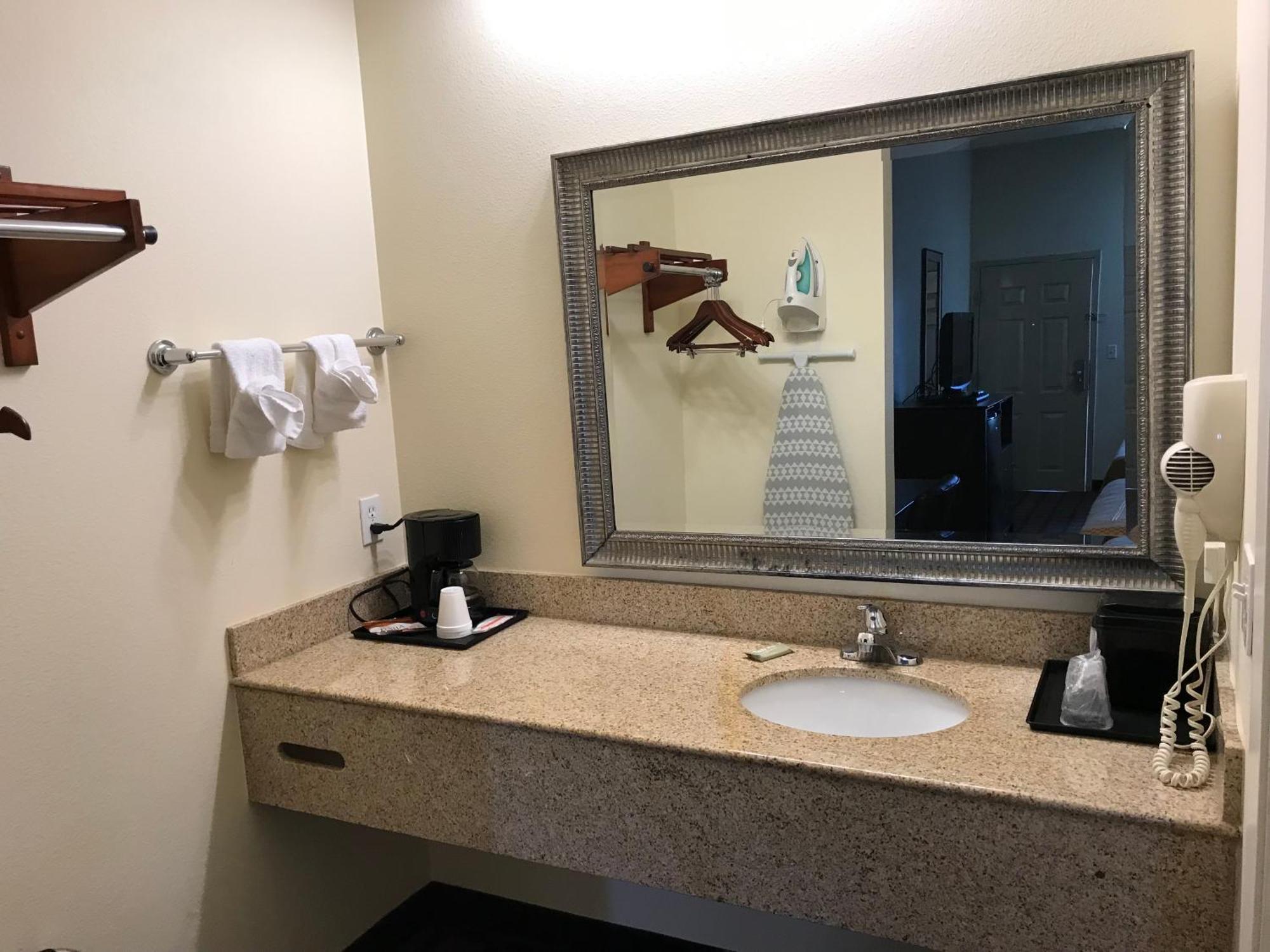 Executive Inn And Suites Pittsburg Экстерьер фото