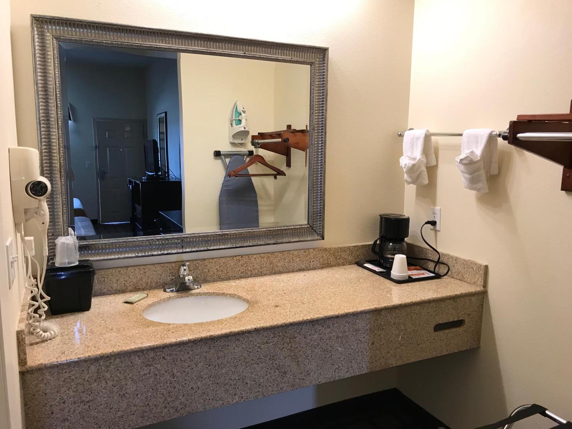 Executive Inn And Suites Pittsburg Экстерьер фото