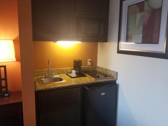 Executive Inn And Suites Pittsburg Экстерьер фото